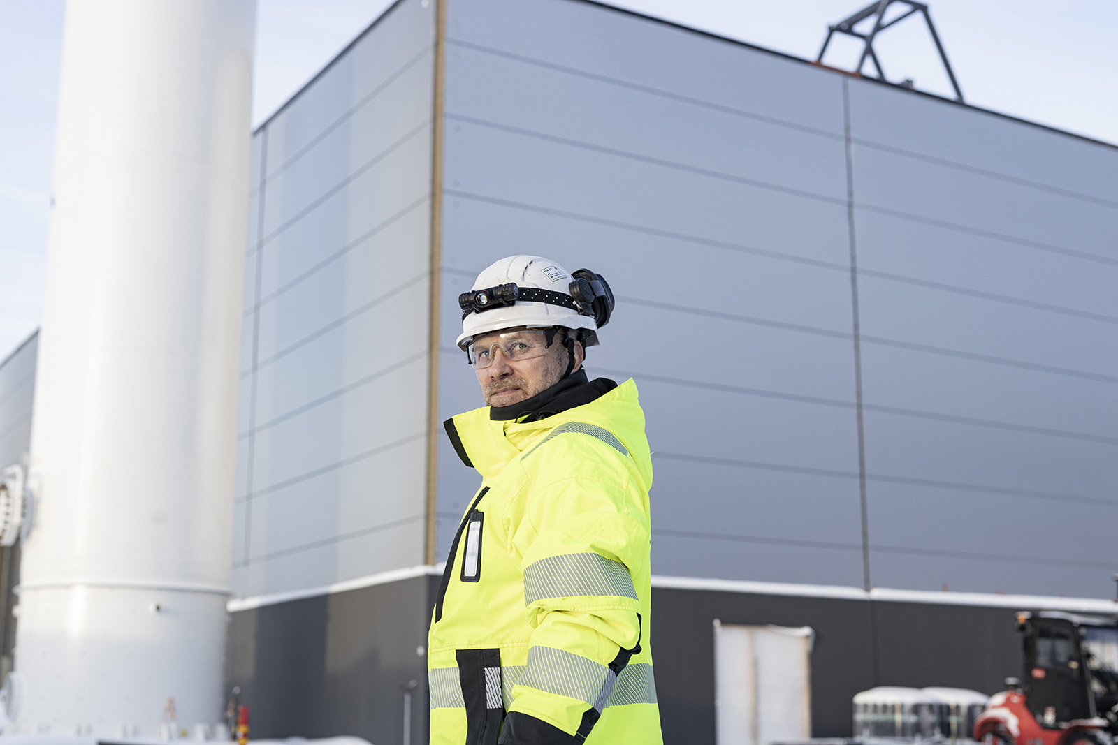 Enersense professional outside a data centre facility